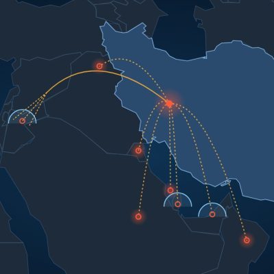 خريطة لمسارات صواريخ إيرانية نحو قواعد متعددة في المنطقة